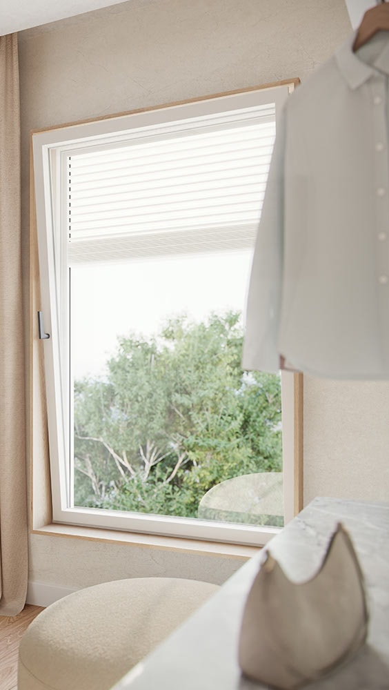 Okno Pilar w garderobie